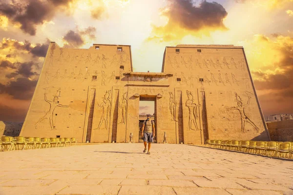 Young Tourist Entering Temple Edfu City Edfu Egypt Bank Nile — Stock Photo, Image