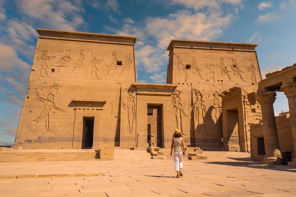 Młody Turysta Odwiedzający Świątynię Filae Grecko Rzymską Budowlę Widzianą Nilu — Zdjęcie stockowe