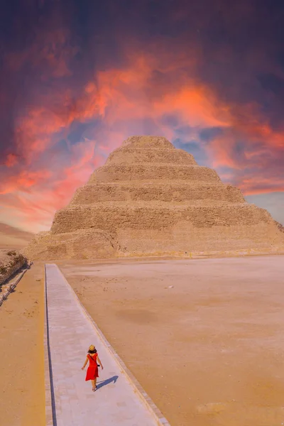 一位年轻女子参观了萨卡拉乔瑟的阶梯金字塔 孟菲斯最重要的墓地世界上第一个金字塔 — 图库照片
