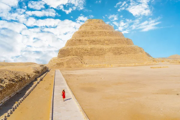 Nuori Tyttö Punaisessa Mekossa Kävelee Djoserin Pyramidissa Saqqarassa Egyptissä Memphisin — kuvapankkivalokuva