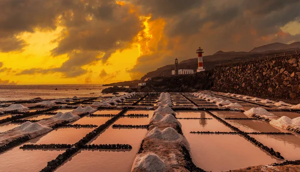 Günbatımı Fuencaliente Deniz Feneri 'nde tuz düzlüklerinin yanında, İspanya' nın Kanarya Adaları, La Palma Adası 'nın güneyindeki volkanların rotasında.