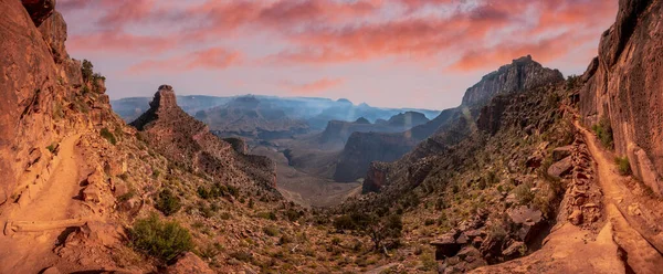 Panoraama Kaunis Laskeutuminen Etelä Kaibab Trailhead Vuori Taustalla Grand Canyonissa — kuvapankkivalokuva