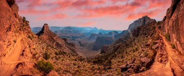 Güney Kaibab Patikası 'nın arka planında bir dağ olan güzel inişinin panoramiği. Büyük Kanyon, Arizona