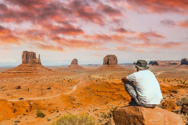 Mladý Chlapec Bílým Tričkem Který Sedí Uprostřed Fotografie Kameni Národním — Stock fotografie