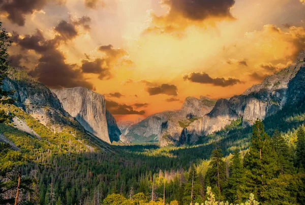 Θέα Στο Τούνελ Εθνικό Πάρκο Γιοσέμιτι Στο Ηλιοβασίλεμα Της Καλιφόρνια — Φωτογραφία Αρχείου
