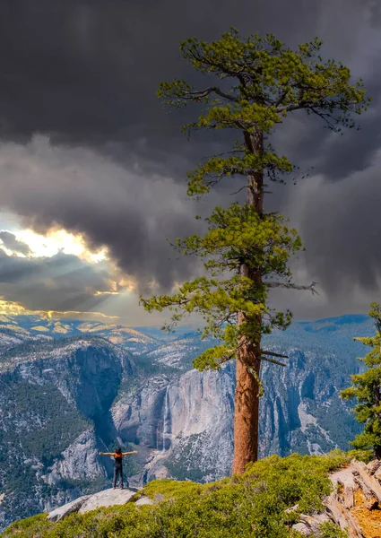 Молодая Женщина Доме Сентинел Смотрит Водопад Верхний Йосемити Национальный Парк — стоковое фото