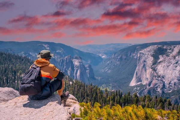 Ungt Bevinget Taft Point Som Ser Yosemite Nasjonalpark Capitan Ved – stockfoto