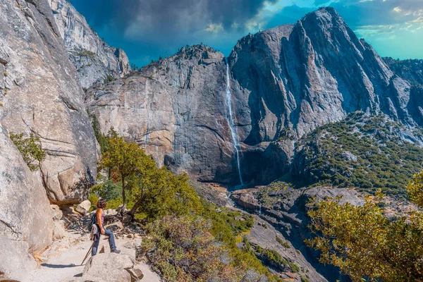 Верхний Йосемити Фолл Наслаждаясь Видом Водопад Снизу Калифорния Соединенные Штаты — стоковое фото