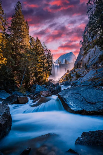 Wodospad Vernal Falls Parku Narodowego Yosemite Wody Która Wpada Kamieni — Zdjęcie stockowe