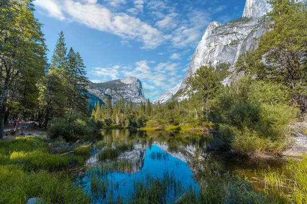 Riflessioni Nell Acqua Dei Monti Yosemite Nel Lago Mirror Yosemite — Foto Stock