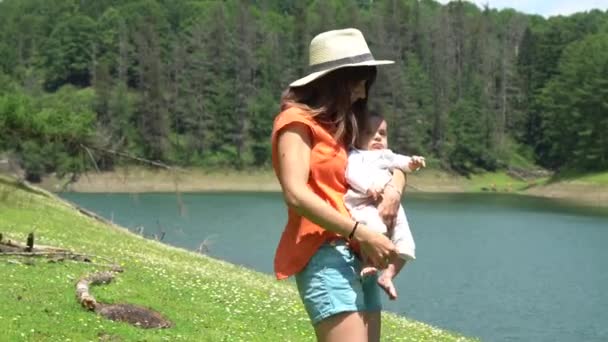 Una Madre Enseñando Naturaleza Hijo Recién Nacido Lago Rodeado Pinos — Vídeo de stock