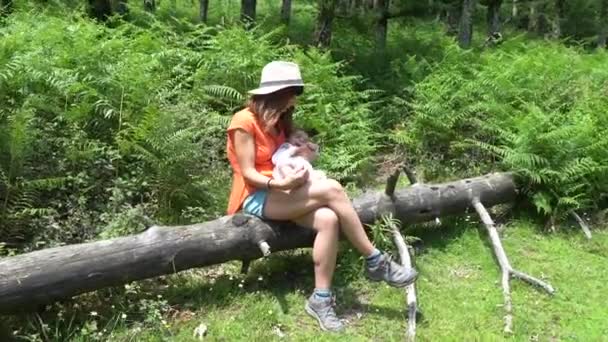 Uma Mãe Dormindo Seu Filho Recém Nascido Lago Cercado Por — Vídeo de Stock