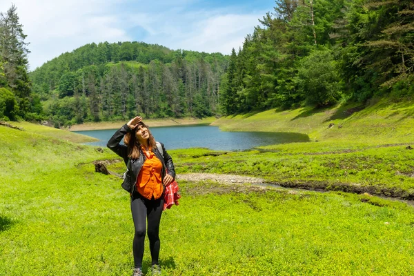 Una Joven Disfrutando Del Verano Embalse Domiko Lago Con Pinos — Foto de Stock