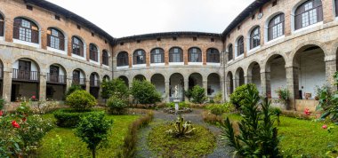Urola nehrinin yanındaki Azkoitia kasabasındaki Santa Clara Manastırı Verandası 'nın panoramisi. Kurucusu Don Pedro de Zuazola, Gipuzkoa. Bask Ülkesi