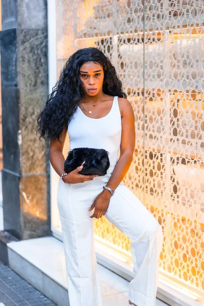 Estilo Vida Una Joven Etnia Africana Negra Con Pantalones Una — Foto de Stock