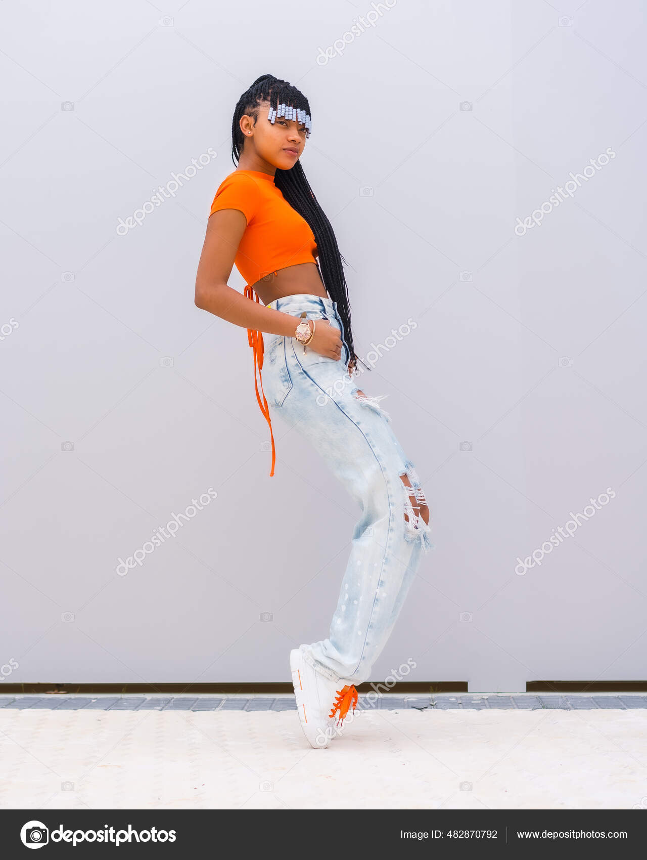 Una Joven Bailarina Trampa Con Trenzas Chica Étnica Africana Negra — Foto  de stock #482870792 © unaihuizi@gmail.com, image size:1280x1700