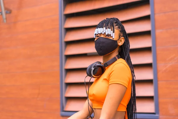 Koronavirüs Salgını Maskeli Zenci Bir Kız Şehirde Turuncu Tişörtlü Afrikalı — Stok fotoğraf