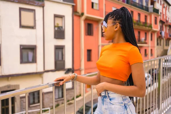 Une Jeune Danseuse Piégée Avec Des Tresses Fille Ethnique Noire — Photo