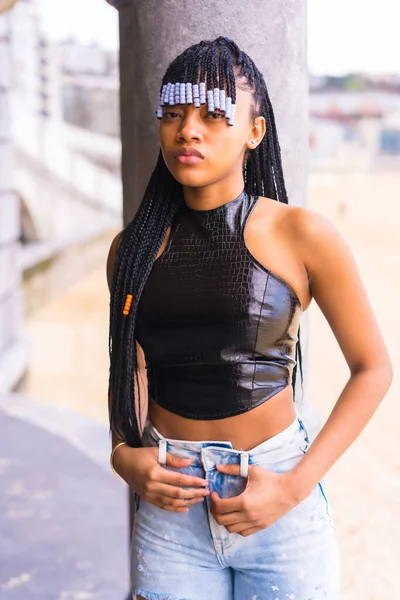 Chica Étnica Negra Con Trenzas Con Top Cuero Pantalones Vaqueros — Foto de Stock