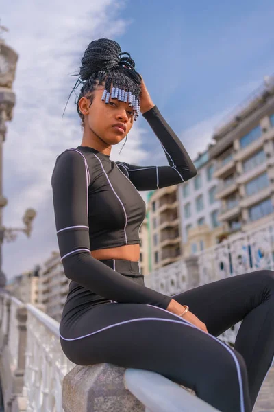 Hermosa Chica Étnica Dominicana Con Trenzas Con Traje Cuerpo Completo —  Fotos de Stock