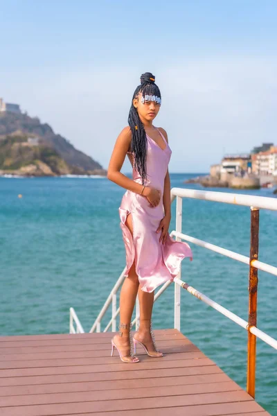 Красивая Доминиканская Этническая Девушка Косичками Красивым Розовым Платьем Мода Наслаждается — стоковое фото