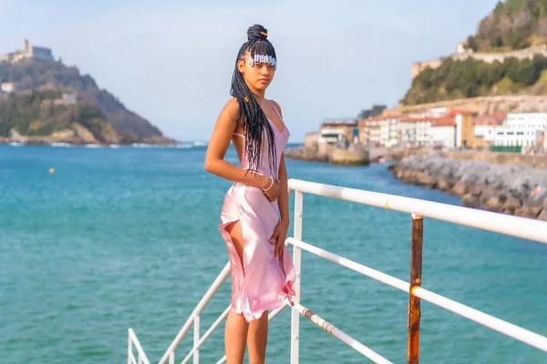 Linda Menina Étnica Dominicana Com Tranças Com Belo Vestido Rosa — Fotografia de Stock