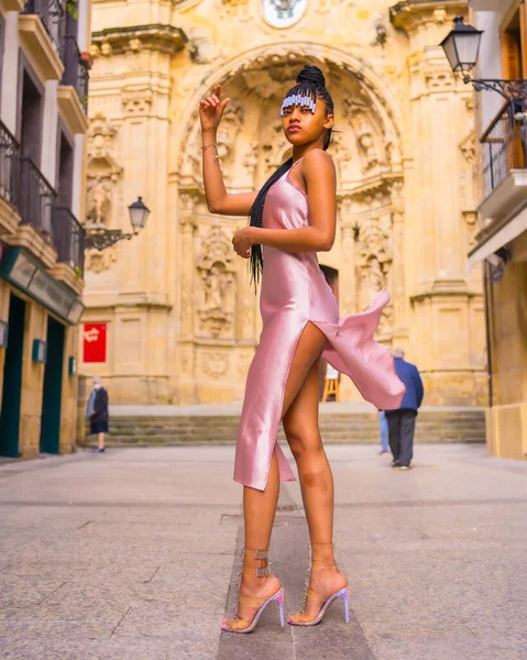 Linda Menina Étnica Dominicana Com Tranças Com Belo Vestido Rosa — Fotografia de Stock