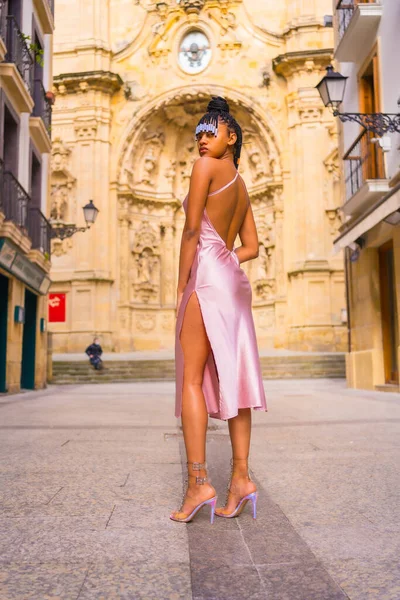 Menina Étnica Dominicana Com Tranças Com Belo Vestido Rosa Moda — Fotografia de Stock