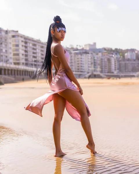 Доминиканская Этническая Девушка Косичками Красивым Розовым Платьем Модная Поза Наслаждающаяся — стоковое фото