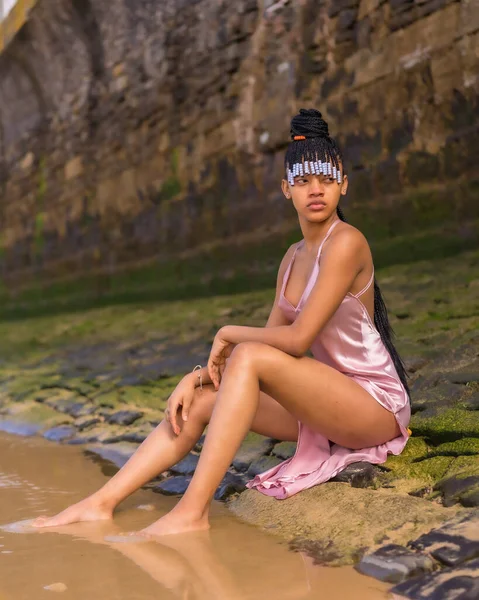 아름다운 드레스를 머리를 도미니카 소녀의 해변에서 여름을 즐기는 유행적 — 스톡 사진