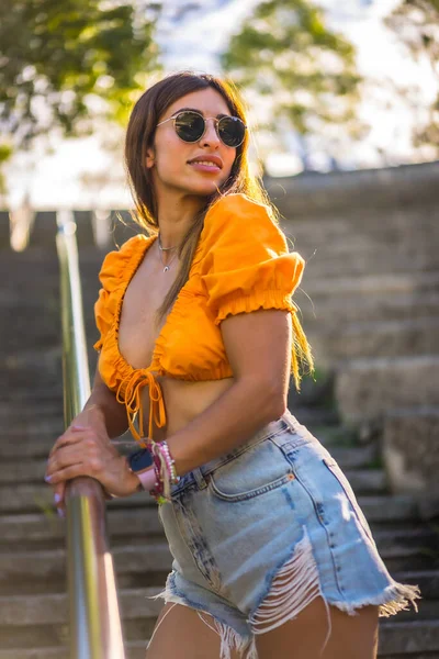 Estilo Vida Uma Jovem Morena Caucasiana Caminhando Verão Parque Cidade — Fotografia de Stock