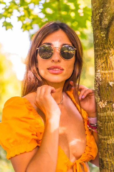 Estilo Vida Una Joven Morena Caucásica Parque Verano Junto Árbol — Foto de Stock