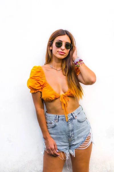 Estilo Vida Uma Jovem Morena Caucasiana Com Camiseta Laranja Óculos — Fotografia de Stock