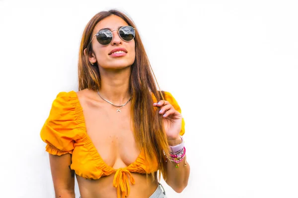 Estilo Vida Uma Jovem Morena Caucasiana Com Camiseta Laranja Óculos — Fotografia de Stock