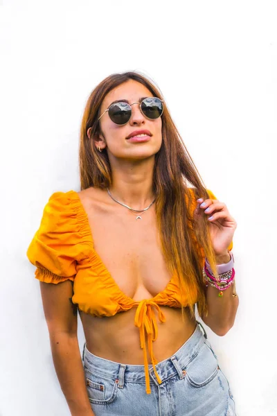 Estilo Vida Uma Jovem Morena Caucasiana Com Camiseta Laranja Óculos — Fotografia de Stock