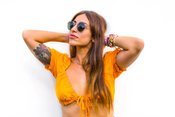 Estilo Vida Uma Jovem Morena Caucasiana Com Camiseta Laranja Óculos — Fotografia de Stock