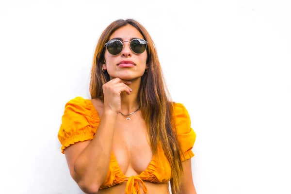 Styl Życia Młodej Białej Brunetki Pomarańczowej Koszulce Okularach Przeciwsłonecznych Krótkich — Zdjęcie stockowe