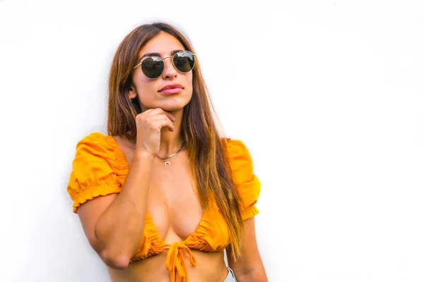 Estilo Vida Una Joven Morena Caucásica Con Camiseta Naranja Gafas — Foto de Stock