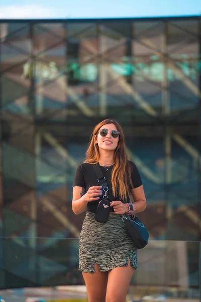 Bonita Jovem Caucasiana Morena Empresária Fora Fundo Edifício Escritório Vidro — Fotografia de Stock