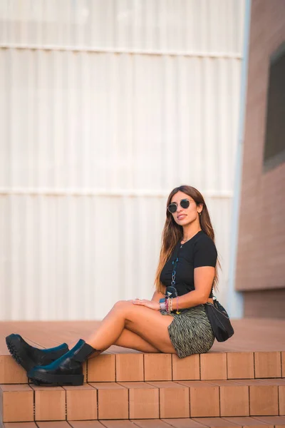 Estilo Rua Uma Jovem Morena Caucasiana Sentada Cidade Desfrutando Verana — Fotografia de Stock