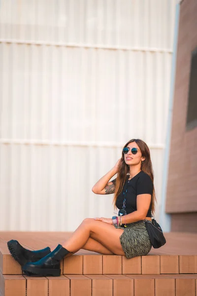 Estilo Rua Uma Jovem Morena Caucasiana Sentada Cidade Desfrutando Verana — Fotografia de Stock