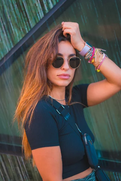 Street Style Attractive Young Caucasian Young Woman City Sunglasses Posing — Stock Photo, Image