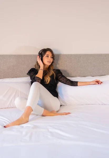 Mujer Joven Bonita Con Auriculares Escuchando Música Relajada Cama Con —  Fotos de Stock