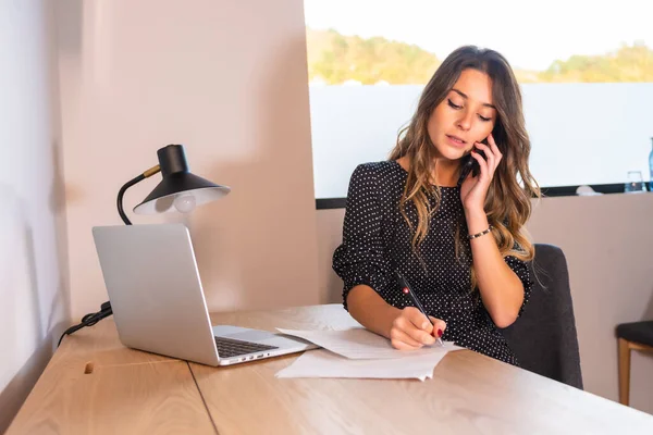 Junge Kaukasische Frau Die Hause Computer Arbeitet Und Einen Anruf — Stockfoto