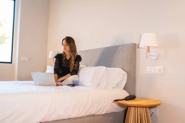 Jong Blond Blank Vrouw Zitten Het Bed Thuis Met Laptop — Stockfoto