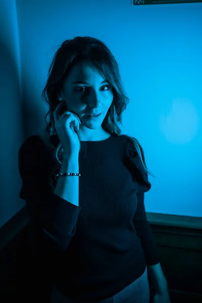 Retrato Una Mujer Joven Mirando Cámara Con Luces Led Azules — Foto de Stock