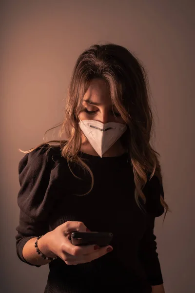 Koronavírus Járvány Portréja Egy Fiatal Nőről Maszkban Aki Mobiltelefont Nézte — Stock Fotó