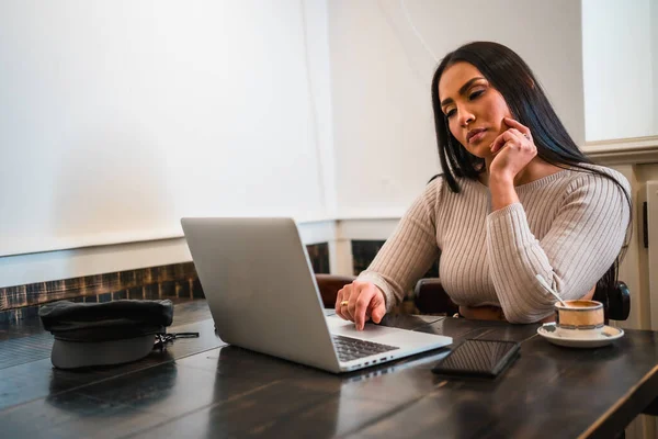 Bruna Ragazza Telelavoro Una Caffetteria Con Computer Portatile Con Caffè — Foto Stock