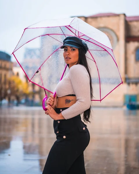 城市雨中一个年轻的拉丁黑发姑娘带着雨伞的街头风格 — 图库照片