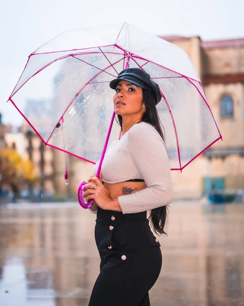 Straat Stijl Van Een Jonge Brunette Latina Regen Van Stad — Stockfoto